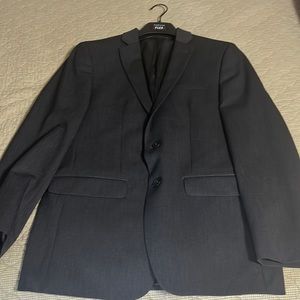Men’s Van Heusen Slim Fit Flex suit; Gray. Coat size 40R, pants size 32W x 32L